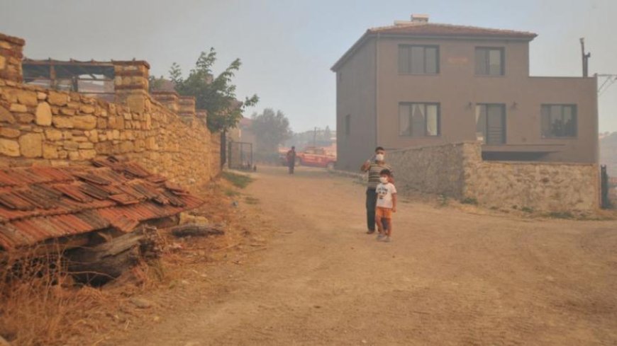 ÇANAKKALE'DE YANGIN SÜRÜYOR: TARIM ARAZİLERİ YANDI, 1 KÖY BOŞALTILDI