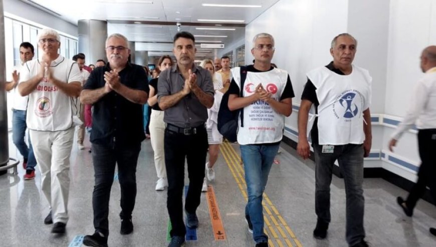 İzmir’de sağlık emekçileri, sağlıkta şiddeti protesto etti