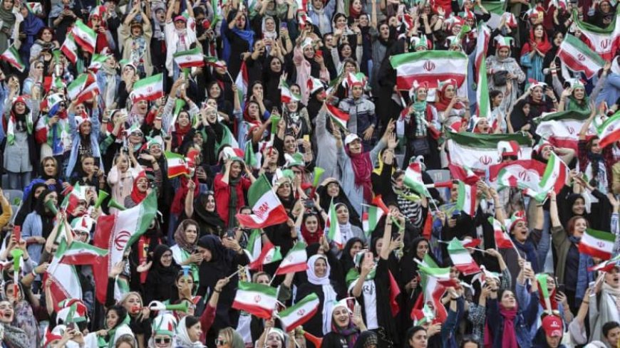 İran'da kadınlara 'stadyum izni': 3 bin kadın derbiyi tribünden izledi