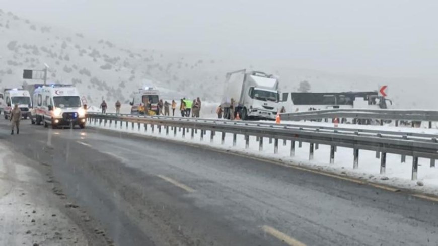 Kars'ta yolcu otobüsü kontrolden çıktı: Ölü ve yaralılar var
