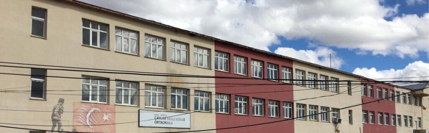 Varto’da Bitmeyen Okul Bilmecesi; Güçlendirme Yapılıp Açılması Beklenen Okul Yıkılıyor.