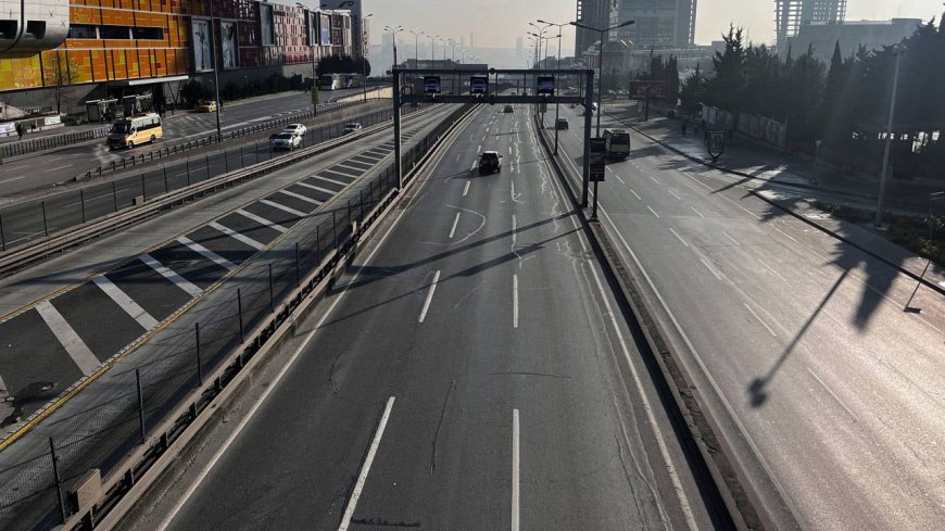 İstanbul'da yollar ve sokaklar boş kaldı